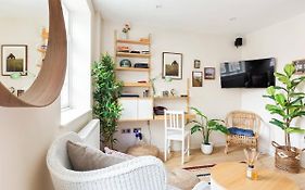 Large Luxury Studio In Heart Of Richmond